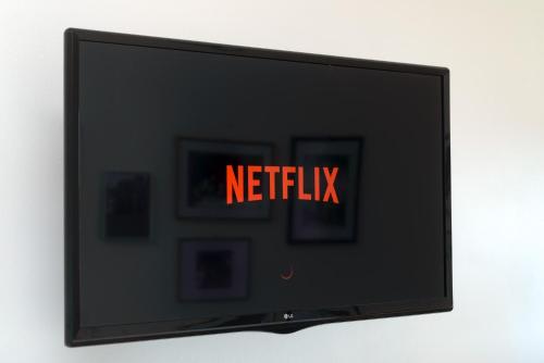 a television screen with the words netflix on it at Apartment Le rose di Marianne - sud in Varna