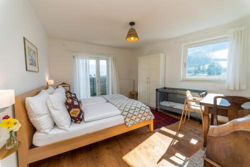 a bedroom with a bed and a table and a window at Apartment Le rose di Marianne - sud in Varna