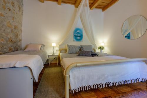 Postel nebo postele na pokoji v ubytování Villa Toscana - Charming stone Villa with private pool & garden