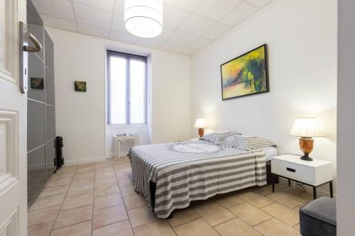 une chambre blanche avec deux lits et une fenêtre dans l'établissement Appartement grande terrasse à coté Monaco & plage, à Saint-Antoine