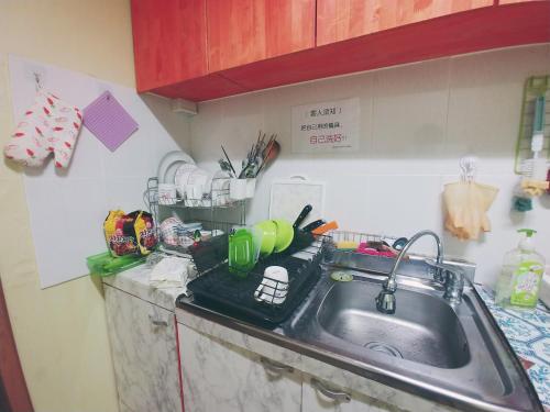 Dapur atau dapur kecil di Baozen Guesthouse