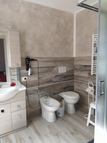 a bathroom with a toilet and a sink at R&B mediterraneo in Bosa