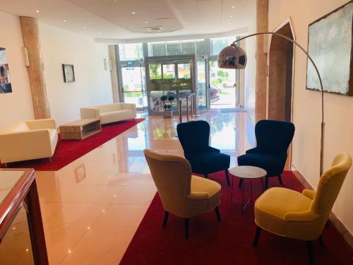 a waiting room with chairs and a table at Hotel Verdi in Vicenza