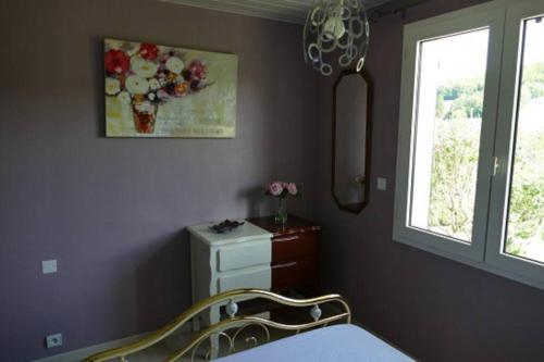 1 dormitorio con cama y ventana en Le Gîte de L'Adrech, en Lacaune