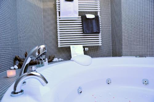 a bathroom with a sink and a bath tub at Chambreplus Kriski in Ghent