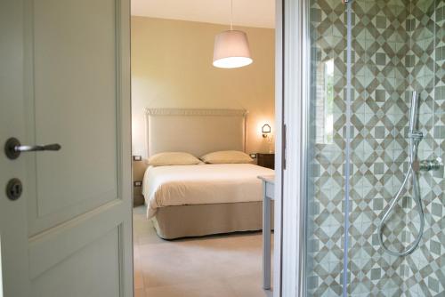 een slaapkamer met een bed en een badkamer met een douche bij B&B Nonna Rosa in Norcia