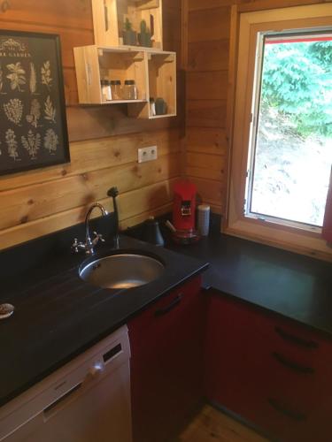 Kuchyň nebo kuchyňský kout v ubytování Chalet Le Cactus avec sauna privatif