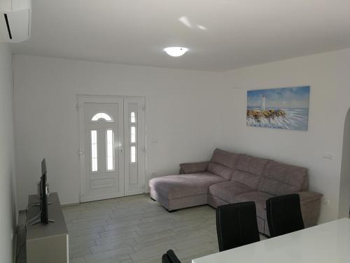 - un salon avec un canapé et une table dans l'établissement Apartmani Juresko Mrljane, à Mrljane