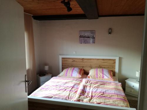 ein Schlafzimmer mit einem Bett mit zwei Kissen in der Unterkunft Ferienwohnung Edi Fischer in Oberfell