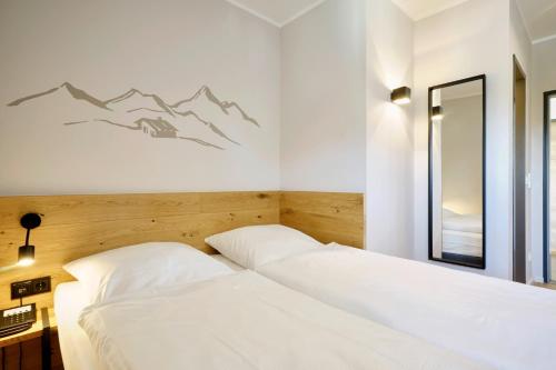 Uma cama ou camas num quarto em Gasthof Neuwirt Unterföhring