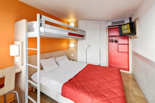 ヴァンヌにあるプルミエール クラッセ ヴァンヌのベッドルーム1室(ベッド1台、二段ベッド1組付)