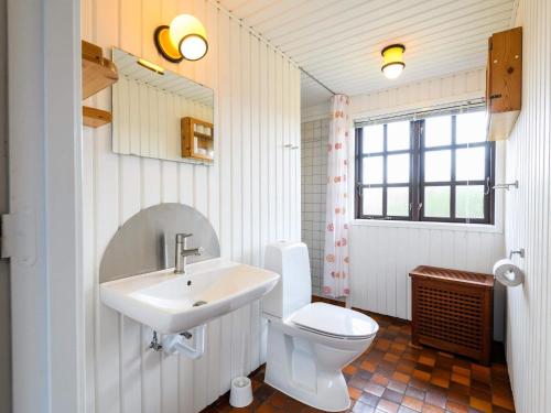 Koupelna v ubytování Holiday home Fanø LI