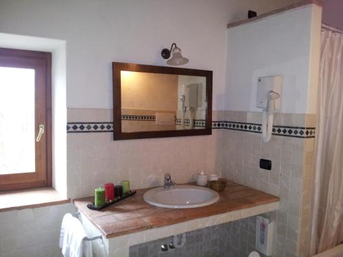 a bathroom with a sink and a mirror at Casa del Contrabbandiere in Pozzolengo