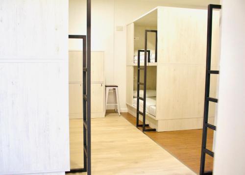 a room with two bunk beds and a mirror at Hostel Quartier Leon Jabalquinto in León