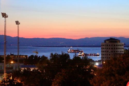 Modern Sea View Apartment - Free Parking - Quiet Area near Center