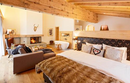 Postel nebo postele na pokoji v ubytování Hotel Piz Buin Klosters