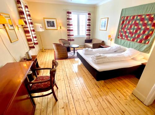 LyngseidetにあるSolhov, Castle of the Lyngen Alpsのベッドとリビングルームが備わるホテルルームです。