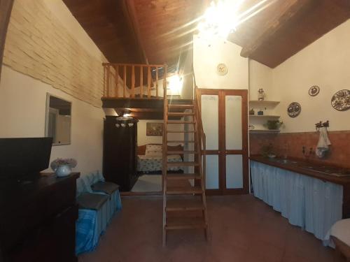 salon z spiralnymi schodami i łóżkiem piętrowym w obiekcie Sa Ruscitta w mieście SantʼAntìoco