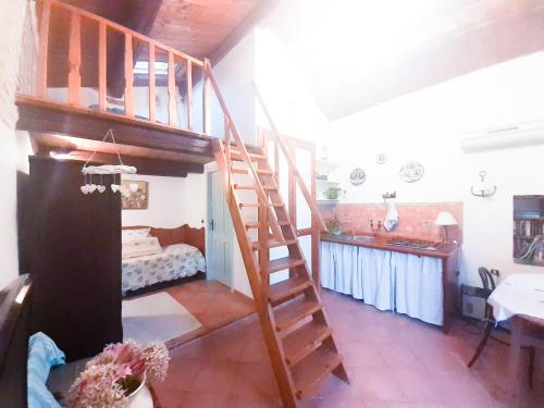 Pokój z łóżkiem piętrowym i schodami w obiekcie Sa Ruscitta w mieście SantʼAntìoco