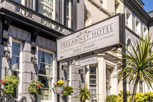 una señal para un hotel al lado de un edificio en Trelawney Hotel - Guest House en Torquay