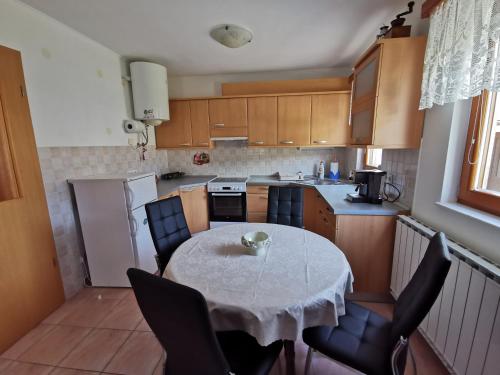małą kuchnię ze stołem i krzesłami w kuchni w obiekcie Apartma Jowz w mieście Bovec