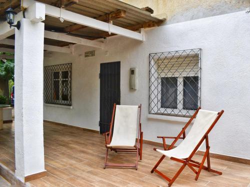 zwei Stühle auf einer Terrasse vor einem Gebäude in der Unterkunft Villa Elena in Salou