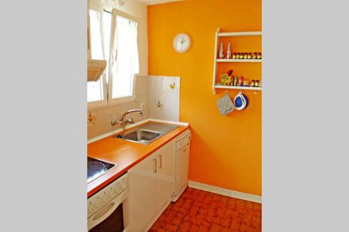 een keuken met een wastafel en een witte koelkast bij Casa Limona in Arona