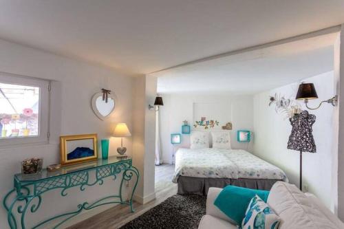 sypialnia z łóżkiem i kanapą w obiekcie La maison de Tao w Aix-en-Provence