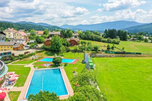 widok z powietrza na ośrodek z basenem w obiekcie Örglwirt Ferienwelt - Hotel Post Örglwirt w mieście Mariapfarr