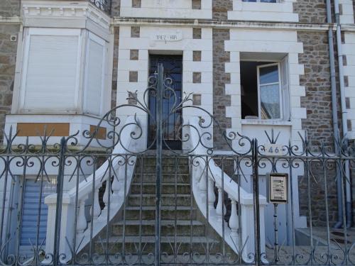 Η πρόσοψη ή η είσοδος του 46 Avenue Pasteur