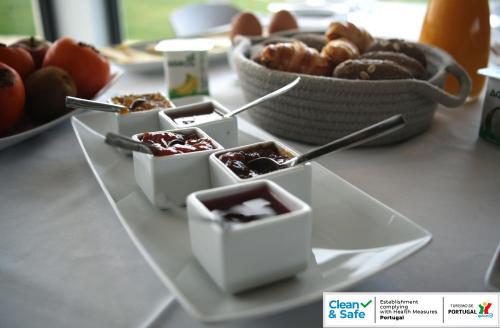 ファロにあるMercedes Country Houseのテーブルの上に食べ物の入った皿とボウル