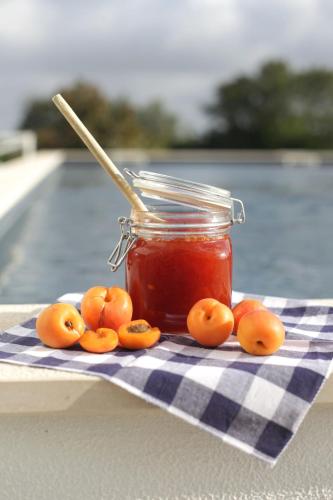 ファロにあるMercedes Country Houseのチェック柄のタオルの上にジャムの瓶と怒りの賞品