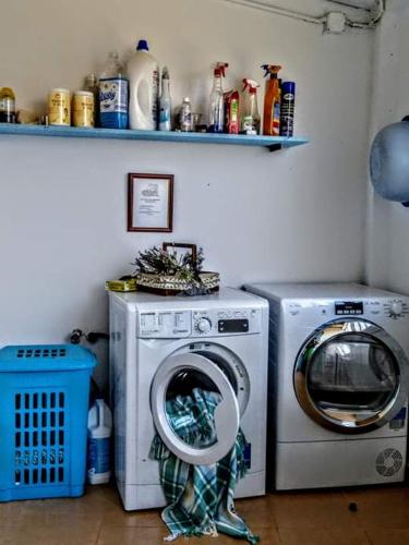 a washing machine and a washer in a room at Páteo da Memória Casa do Pintor in Quinta do Anjo
