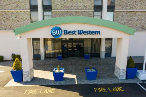 a building with a sign that reads buy best western at Best Western Executive Hotel New Haven-West Haven in West Haven