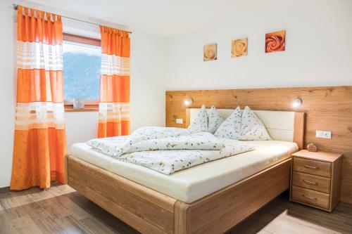 Un dormitorio con una cama grande y una ventana en Hofschenke Pfeiftal - Almenrausch, en San Martino