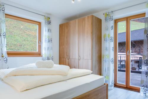 een slaapkamer met een bed en een raam bij Hofschenke Pfeiftal - Hofblick in San Martino