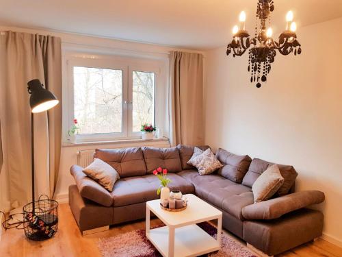 een woonkamer met een bank en een tafel bij Ferienwohnung Ostseetraum in Rostock