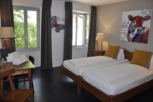 Un pat sau paturi într-o cameră la Hotel und Restaurant zum Hirschen