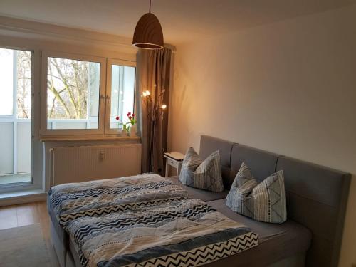 een slaapkamer met een bank en een raam bij Ferienwohnung Ostseetraum in Rostock