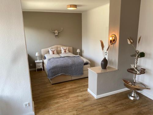 Giường trong phòng chung tại Ferienwohnung Brückenkopf EG