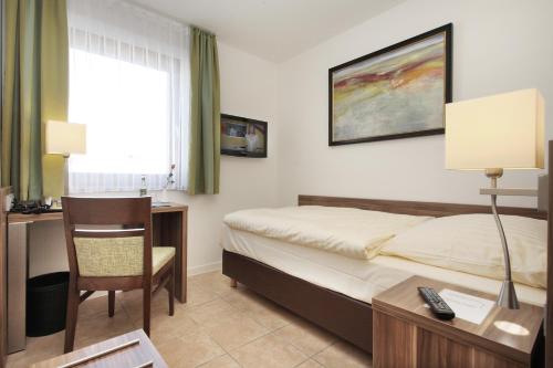 Un pat sau paturi într-o cameră la Hotel-Linde-Restaurant Monika Bosch und Martin Bosch GbR
