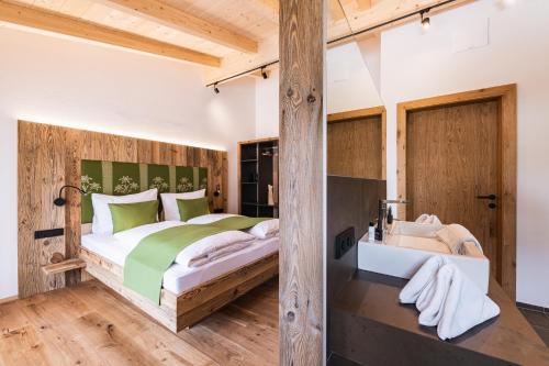 ein Schlafzimmer mit einem Bett und einem Waschbecken in der Unterkunft Michelerhof - kinderfreie Unterkunft in Lavant