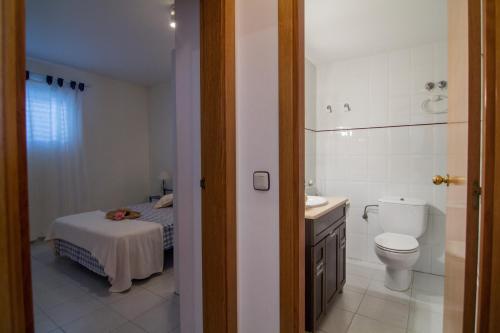 Ванна кімната в Agi Residencial Almadraba