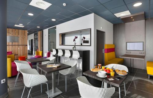 une salle à manger avec tables et chaises dans l'établissement Résidence Nemea Nancy Campus, à Nancy