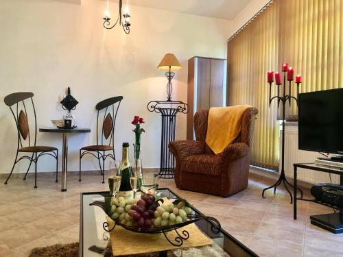 TV a/nebo společenská místnost v ubytování Apartmány Kolonáda