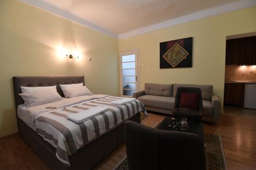um quarto com uma cama e uma sala de estar em Apartment Nikola em Belgrado