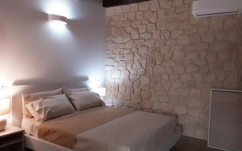a bedroom with a bed and a lamp at AL PEZ exclusive rooms in Olbia