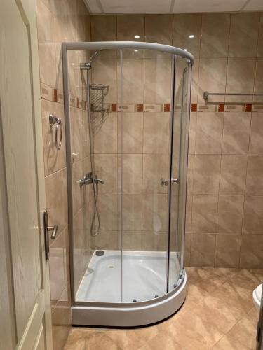 una doccia con porta in vetro in bagno di Hotel Topalovi a Nesebar