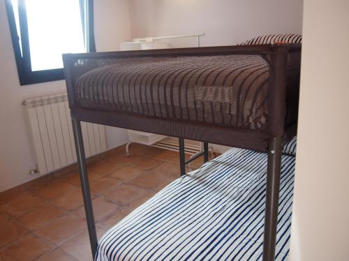 a bunk bed in a room next to a window at Plaça Major 17 2n 2a Apartament al centre de Banyoles in Banyoles