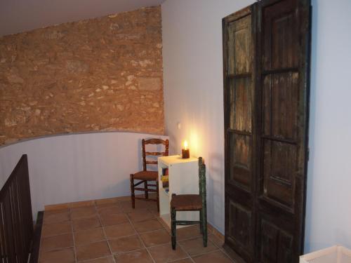 a room with a table and two chairs and a candle at Plaça Major 17 2n 2a Apartament al centre de Banyoles in Banyoles